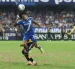 Luis Fragozo, atacante de Emelec, en disputa de la pelota en el Clásico del Astillero.