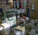 Un especialista en equipos trabaja en el taller electromédico provincial de La Habana el 1 de julio de 2026.