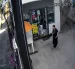Las cámaras de seguridad registraron el instante en que una mujer escapó de ser arrollada por un camión que perdió el control en Puembo.