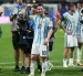 El delantero argentino Leo Messi celebra la victoria, al término del partido de octavos de final del Mundial 2026.