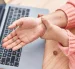 La artritis psoriásica causa dolor en las articulaciones, y deriva en daño en las mismas a largo plazo.