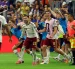 Jugadores de España celebran el triunfo ante Francia en la semifinal del Mundial 2026.