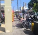 Los motociclistas que infringieron la normativa debieron retirar las motocicletas de la acera porque impiden la movilidad peatonal.