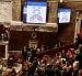 Pantallas muestran los resultados de la votación sobre un proyecto de ley relativo al derecho a la muerte asistida en la Asamblea Nacional de París, Francia, este miércoles.