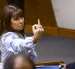 Se captó a la senadora paraguaya Celeste Amarilla, al hacer con su mano derecha un gesto grosero.