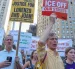 Personas participan en la protesta "ICE Out: Justicia para Lorenzo y Joan" en Foley Square, Nueva York, EE. UU., el 14 de julio de 2026.