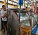 Comerciantes afirman que han contenido parte del incremento de los precios para no perder a sus clientes habituales.