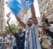 Aficionados celebran el triunfo de Argentina ante Inglaterra en las semifinales del Mundial, en la Quinta Avenida de Manhattan, en Nueva York.