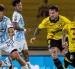 Jugadores de Guayaquil City y Barcelona disputan el balón.