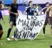 Jugadores de la Selección de Argentina sostienen un cartel con la frase: "Las Malvinas son argentinas", tras derrotar a Inglaterra en el Mundial de la FIFA 2026.