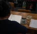 Una mujer revisa sus cuentas ante la falta de crédito formal, una situación que empuja a miles de ecuatorianos hacia préstamos del chulco. Imagen referencial.
