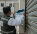 Funcionario municipal colocó un sello de clausura en obra que se realiza en el Barrio del Astillero, sur de Guayaquil.