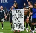Los jugadores argentinos sostienen una pancarta con el lema "Las Malvinas (Islas Falkland) pertenecen a Argentina", tras ganar el partido de semifinales del Mundial de Fútbol, el 15 de julio de 2026.
