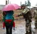 Integrantes del Ejército de Chile evacúan un campamento que presenta riesgo de inundación en la ribera del río Mapocho en Talagante (Chile).