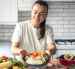 Si el objetivo es incrementar el consumo de fibra, los especialistas coinciden en que alimentos como el aguacate son una buena opción.