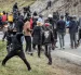 Varios hombres lanzan piedras durante los enfrentamientos con los partidarios del exvicepresidente y líder de la oposición en Nairobi el 21 de agosto de 2025.