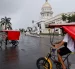 Un par de bicitaxis fue captado este 11 de julio frente al Capitolio de La Habana (Cuba), mientras el país padece el segundo apagón eléctrico nacional de esta semana y el cuarto del año.