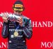 Andrea Kimi Antonelli de Mercedes besa el trofeo de ganador del Gran Premio de Bëlgica.