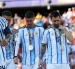 Lionel Messi (d.), Rodrigo De Paul y Enzo Fernández con las medallas de plata.