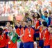 El capitán de la selección española Rodri levantó la copa ante el grito y algarabía de sus compañeros.