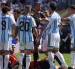 Leandro Paredes (i-atrás) de Argentina empuja a Gavi (i-abajo) de España este domingo.