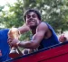 Lamine Yamal exhíbe el trofeo Mundial durante los festejos de la selección española en Madrid.