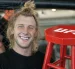 Paddy Pimblett posa junto al asiento que adquirió tras la derrota de Ilia Topuria, combate en el que el hispano-georgiano perdió su invicto como profesional.