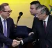 El presidente del Congreso, Lidio García (i), saluda al presidente saliente de Colombia, Gustavo Petro, durante la instalación del nuevo Congreso este lunes, en Bogotá (Colombia).