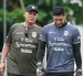 Hernán Torres y el guardameta de Orense SC en una sesión de entrenamiento.