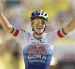El belga Remco Evenepoel (Red Bull - Bora - Hansgrohe) celebra su victoria mientras cruza la línea de meta en la etapa 15.