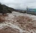 Fotografía que muestra una calle afectada por el desborde de la quebrada Los Loros este lunes, en Puente Zorrilla en La Serena (Chile).