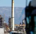 Imagen de archivo de la refinería de Chevron en Ciudad del Cabo, Sudáfrica, con la cordillera al fondo.