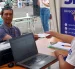 Una persona recibe asesoramiento de técnicos del SRI.