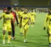 Jugadores de Barcelona abandonan la cancha del estadio Olímpico Atahualpa.