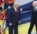El presidente de la FIFA, Gianni Infantino (derecha), y el presidente de Estados Unidos, Donald Trump (centro), permanecen en el podio mientras los jugadores españoles celebran con el trofeo de la Copa Mundial tras la final del Mundial de la FIFA 2026 entre España y Argentina, en Nueva Jersey, Estados Unidos, el 19 de julio de 2026. (España)