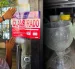 Un funcionario de Arcsa colocó el sello de clausura al restaurante en Urdesa.