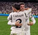 Federico Valverde celebra junto a Dani Carvajal durante un partido oficial con el Real Madrid.