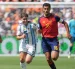 Se observa a Rodri Hernández (d), de España, al disputar el balón con Julián Álvarez, de Argentina en el partido de la final del Mundial de 2026.