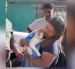Rescatistas sostienen a Luli, la gata encontrada con vida tras permanecer 23 días bajo los escombros de un terremoto.
