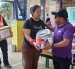 Familias afectadas por las lluvias permanecen en un albergue temporal mientras reciben asistencia humanitaria.