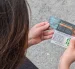 Tarjetas de préstamo informal. Siete de cada 10 ecuatorianos no acceden a la banca y van al 'chulco', donde pagan intereses de hasta 100% mensual.
