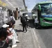 Situación. La escasa frecuencia de buses obliga a cientos de pasajeros a esperar varias unidades antes de encontrar espacio para viajar hacia Quito.
