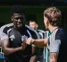 Máquina Quintero saluda a Luca Klimowicz durante un entrenamiento de Emelec.