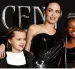 Angelina Jolie junto a tres de sus hijos, Vivienne a su derecha.