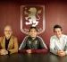 Alejandro Garnacho posa junto a integrantes de la directiva del Aston Villa durante su presentación oficial como nuevo refuerzo del club inglés.