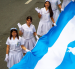 Las delegaciones avanzaron entre música, coreografías y bengalas de humo celeste y blanco, colores representativos de Guayaquil.