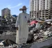 Un sacerdote permanece de pie sobre los escombros de un edificio destruido por los terremotos del 24 de junio en Caraballeda, Venezuela, el 17 de julio de 2026.