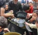 Adultos y niños buscan algo de alimenación.
