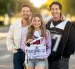 Karol Sevilla, Ruggero Pasquarelli y Michael Ronda durante el rodaje de la nueva temporada de Soy Luna, que se estrena en Disney+ el 24 de julio de 2026.
