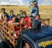 Esta fotografía, tomada el 23 de junio de 2026, muestra a los aldeanos viajando en un camión por una carretera en la aldea de Tanggedu, en Sumba Oriental.